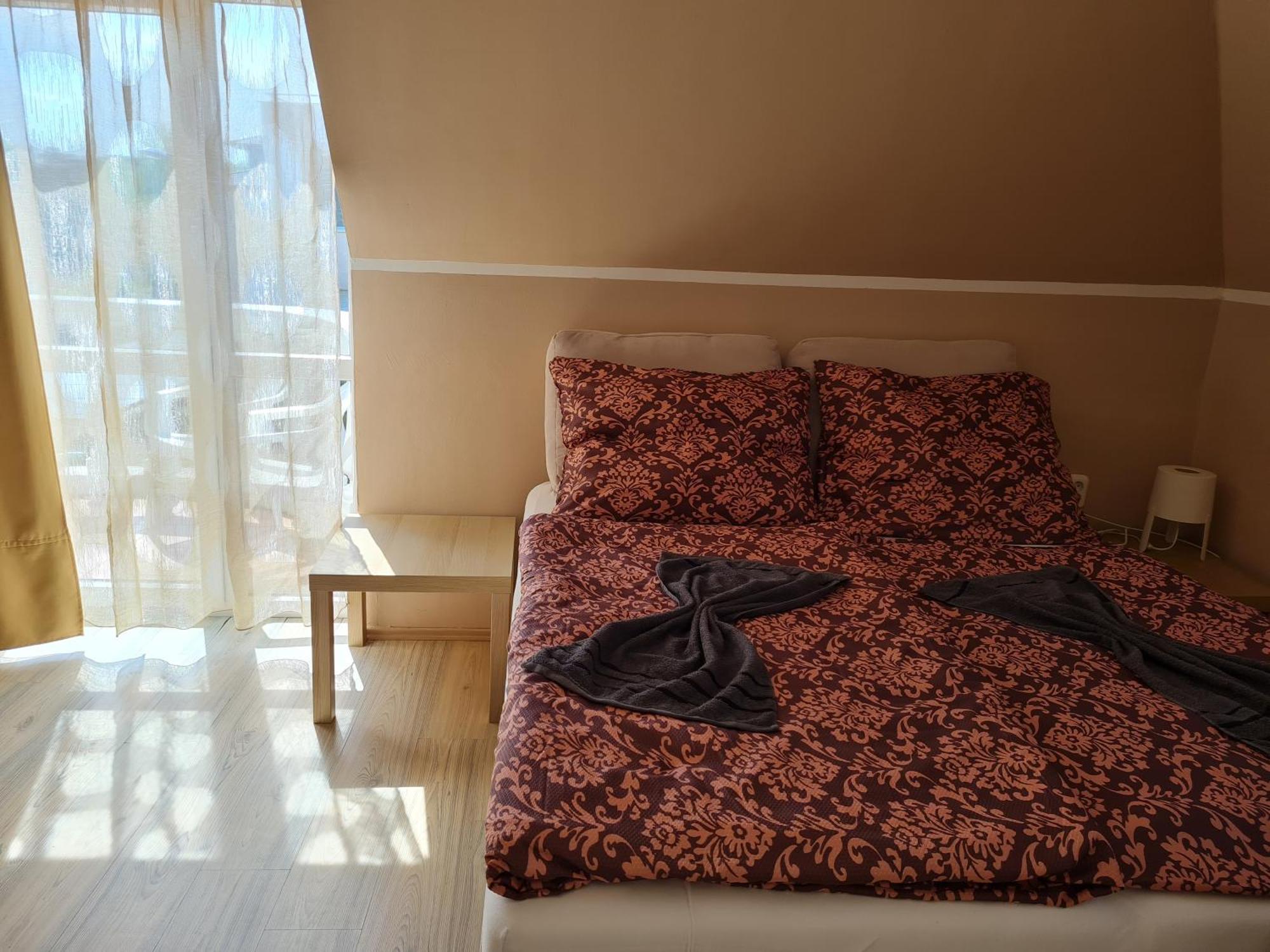 Crystal Es Susanne Panzio Bed & Breakfast Siofok Exterior photo