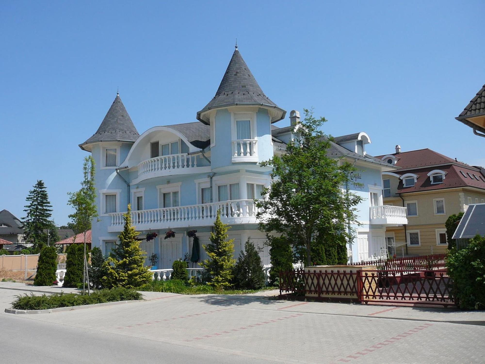 Crystal Es Susanne Panzio Bed & Breakfast Siofok Exterior photo