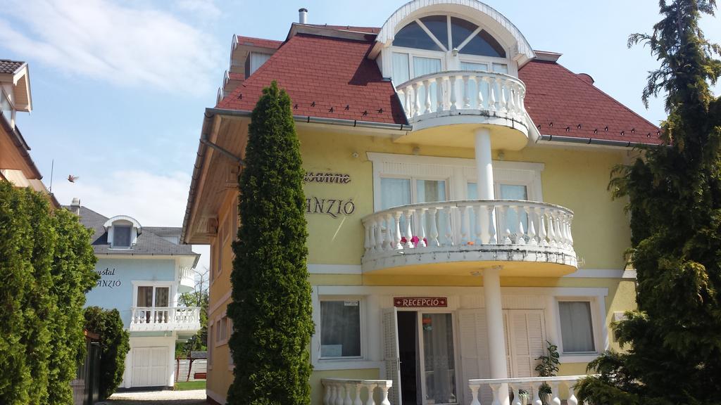 Crystal Es Susanne Panzio Bed & Breakfast Siofok Exterior photo